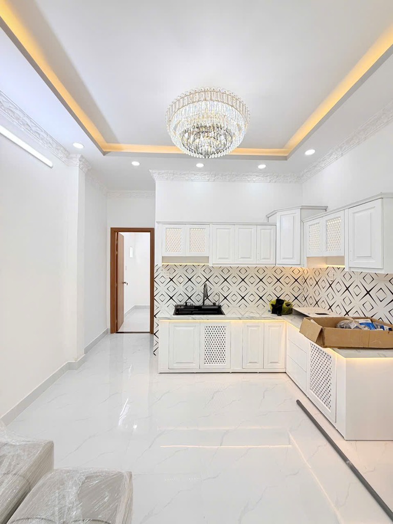 NHÀ ĐẸP CĂN GÓC RẤT THOÁNG -  1 LẦU,, HOÀN THIỆN MỚI 100% - MẶT TIỀN KINH DOANH - HẺM 4M CAO RÁO KO NGẬP - HẺM THÔNG RA CHỢ PHÚ XUÂN - KẾ BÊN Q7 - NHỈNH 4 TỶ