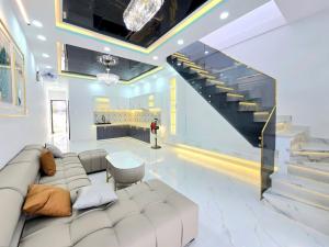 NHÀ ĐẸP CĂN GÓC RẤT THOÁNG -  1 LẦU,, HOÀN THIỆN MỚI 100% - MẶT TIỀN KINH DOANH - HẺM 4M CAO RÁO KO NGẬP - HẺM THÔNG RA CHỢ PHÚ XUÂN - KẾ BÊN Q7 - NHỈNH 4 TỶ