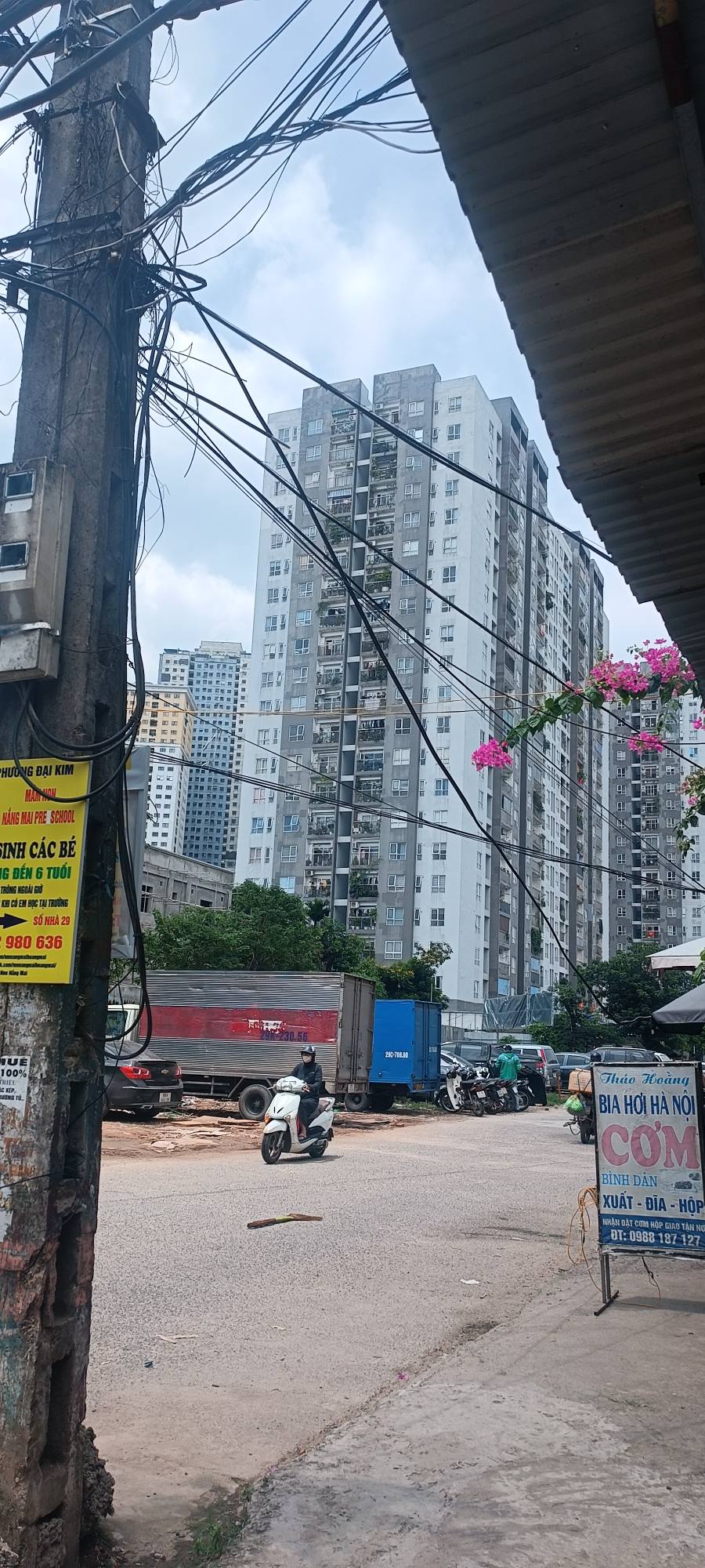 Đất trống khu phân lô Hoàng Mai, giá 9.X tỷ, 42m2 phù hợp xây văn phòng, căn hộ dịch vụ dòng tiền tốt.Ngõ Vinfast VF9 quay đầu