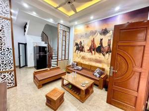 Bán nhà 5 tầng Long Biên, ô tô đỗ cổng