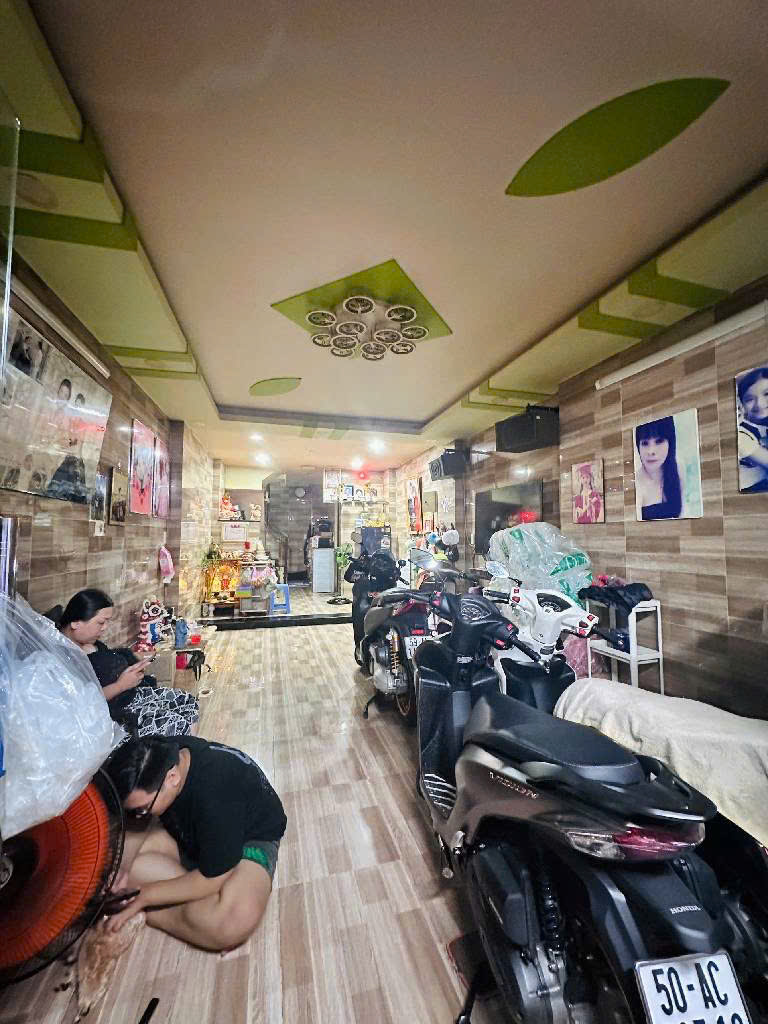 NHÀ ĐẸP NẰM NGAY MẶT TIỀN - GIÁ CỰC HIẾM - NẰM NGAY KHU ĐẮT ĐỊA Q8