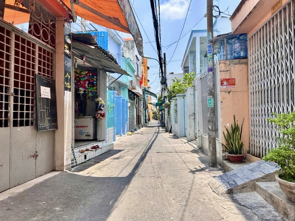 BÁN NHÀ 2 LẦU ĐƯỜNG LÊ VĂN LƯƠNG QUẬN 7, NHỈNH 5 TỶ, XE HƠI ĐẬU TRONG NHÀ, GẦN ĐH TÔN ĐỨC THẮNG & TÀI CHÍNH MARKETING