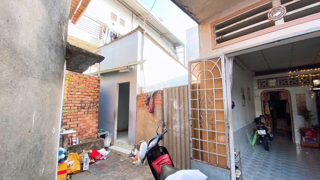 Nhà mặt tiền đường lớn