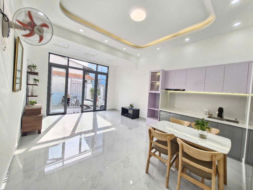 Nhà đẹp ở ngay cạnh Lê Văn Việt