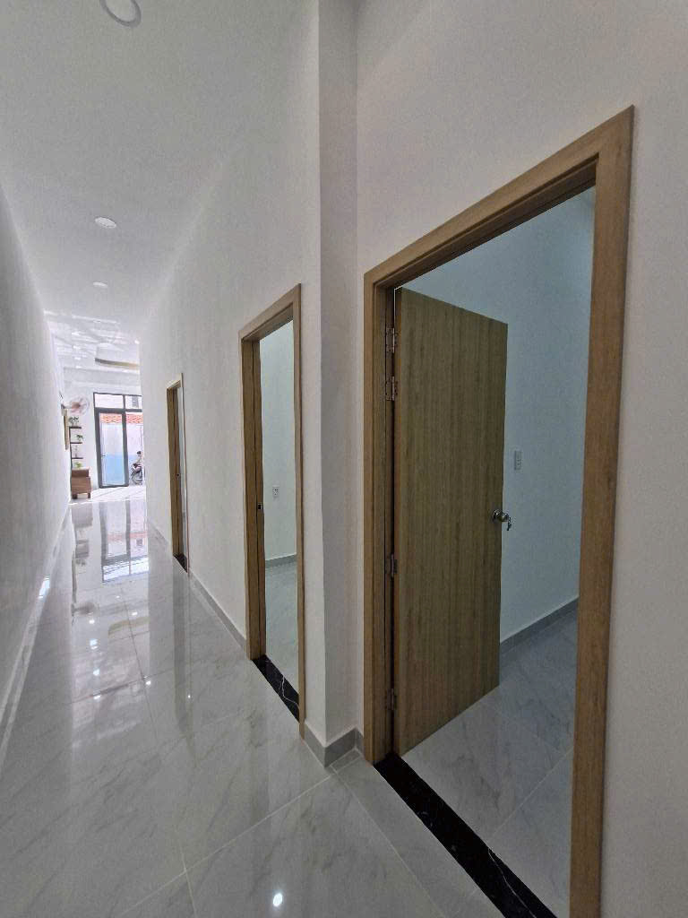 Nhà đẹp ở ngay cạnh Lê Văn Việt