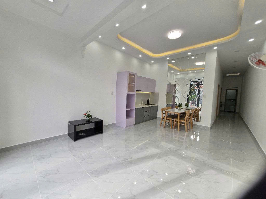 Nhà đẹp ở ngay cạnh Lê Văn Việt