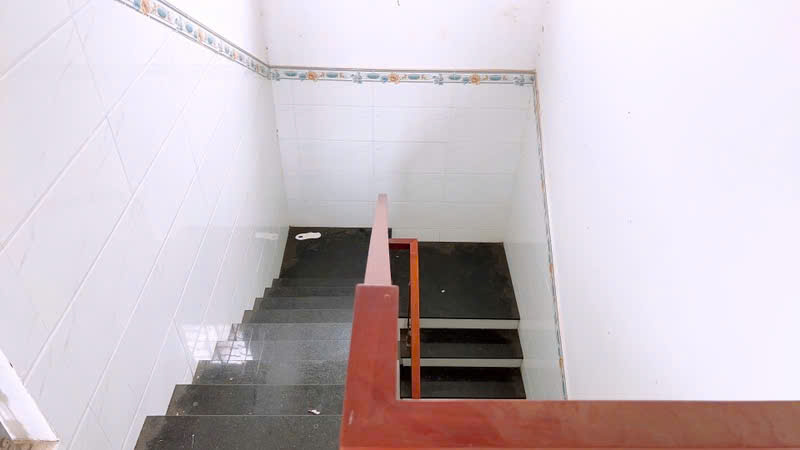 Chủ bán gấp căn nhà 1 trệt, 1 lầu, hẻm xe hơi