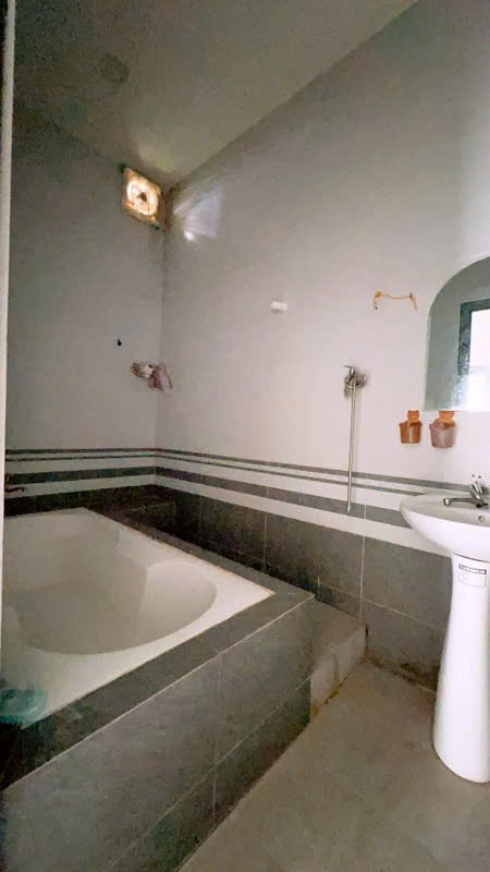 Chủ bán gấp căn nhà 1 trệt, 1 lầu, hẻm xe hơi