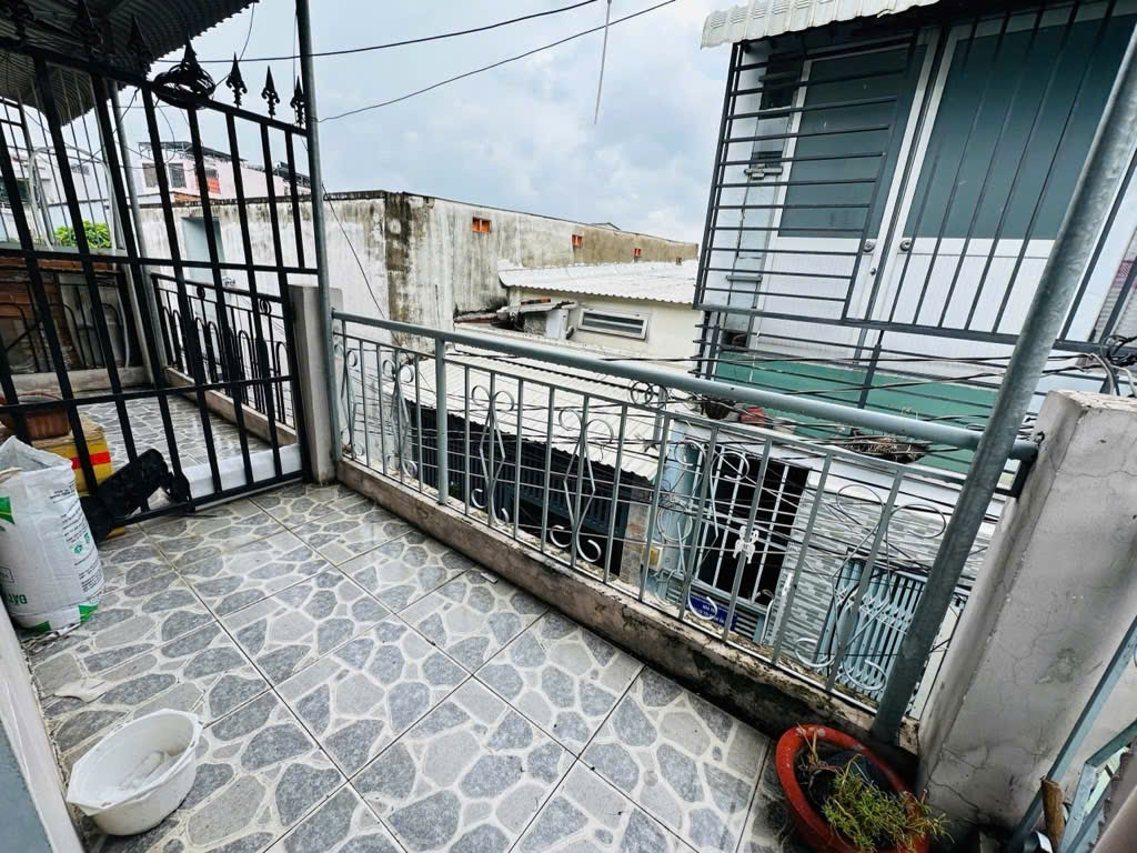 Cần bán nhà đẹp 1 trệt 1 lầu, diện tích 60m², giá chỉ 3.95 tỷ.