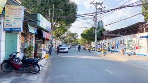 Nhà mặt tiền đường lớn