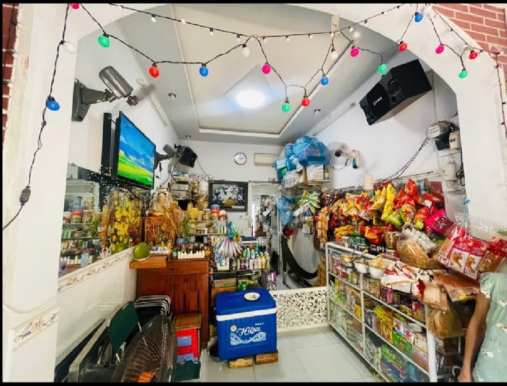 Bán nhà mặt tiền Nguyễn Đình Chính, P.8, Phú Nhuận, gần UBND Phú Nhuận, 3 tầng bê tông, 30 m2, tiện ở và cho thuê. Giá nhỉnh 8 tỷ (còn thương lượng)