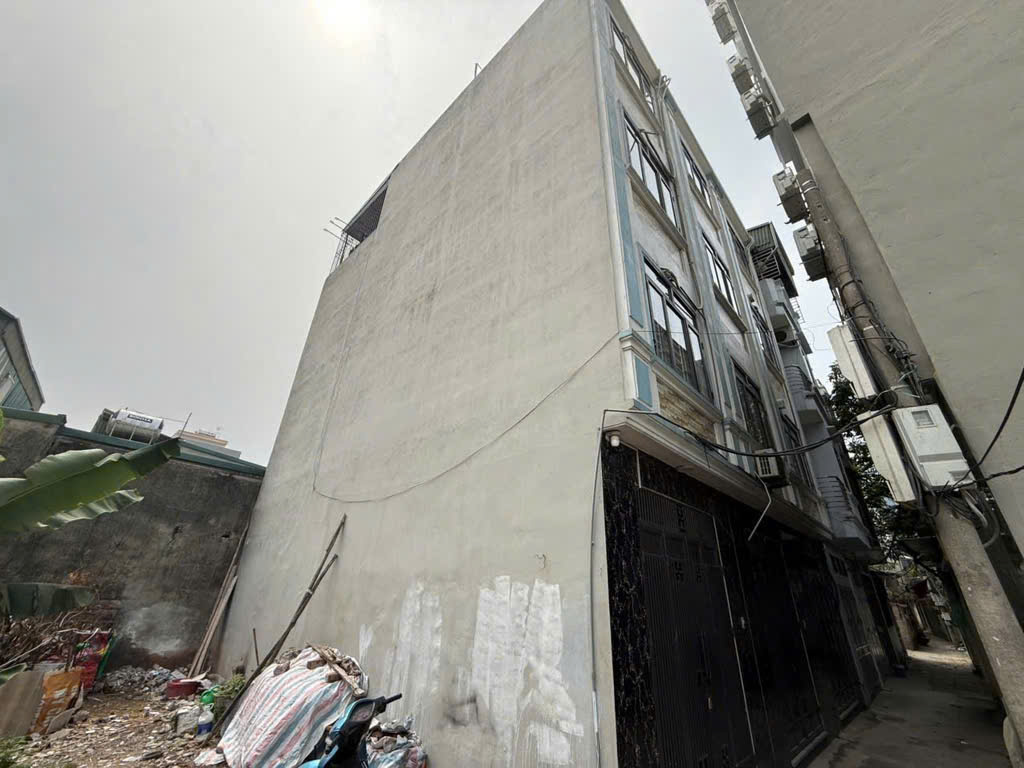 Nhà 32m cách mặt đường lớn 20m giá chỉ 4,x tỷ