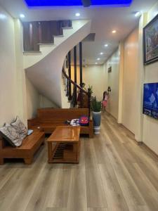 Cần bán gấp căn nhà để chuyểnl ên phố trong ngõ  diện tích 50m2 nhà đẹp 4 tầng  gần chợ  trường cấp 3  đi chỉ 20m ra quốc lộ 21b giá 5.5 tỷ