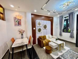 Nhà mới 4 tầng - Ngang 5m - Gần Bệnh viện Y Dược- Hẻm Xe hơi- Chỉ 5.X Tỉ