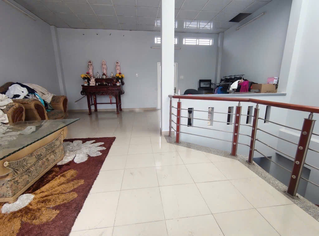 NHÀ CẦN BÁN GẤP 9 TỶ , GẦN SONG HÀNH , TRUNG CHÁNH , HÓC MÔN , DIỆN TÍCH 150m2