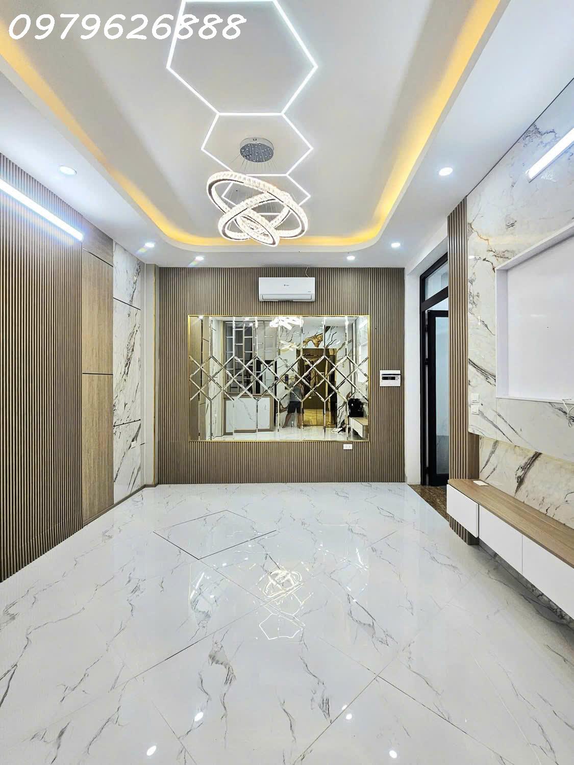 SIÊU PHẨM NHÀ PHỐ HOÀNG QUỐC VIỆT. FULL NỘI THẤT CAO CẤP, THANG MÁY,  Ô TÔ VÀO NHÀ. CHỈ VIỆC XÁCH