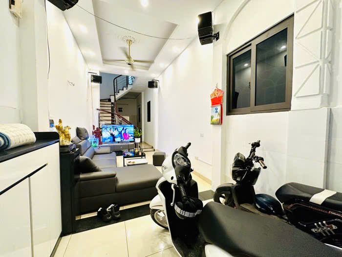 Bán Nhà Tôn Thất Tùng,Nhà Mặt Ngõ,39m2x5,Hơn 9 Tỷ