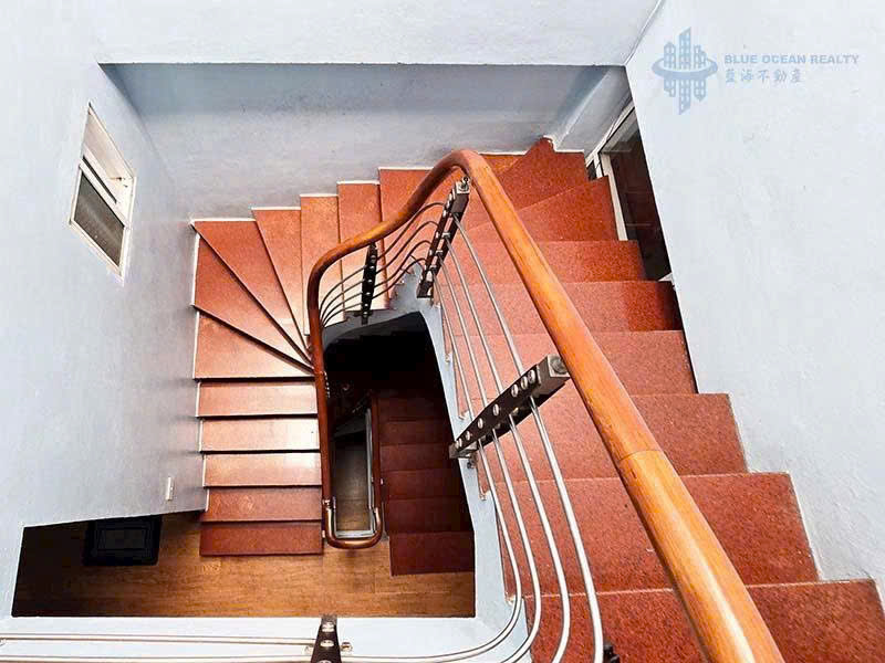 Nhà 3 tầng Hoàng Hoa Thám - 2 mặt thoáng. 10 M ra đường 2 oto tránh . 20 M ra đường lớn HOÀNG HOA THÁM