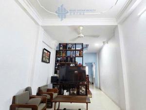 Nhà 3 tầng Hoàng Hoa Thám - 2 mặt thoáng. 10 M ra đường 2 oto tránh . 20 M ra đường lớn HOÀNG HOA THÁM