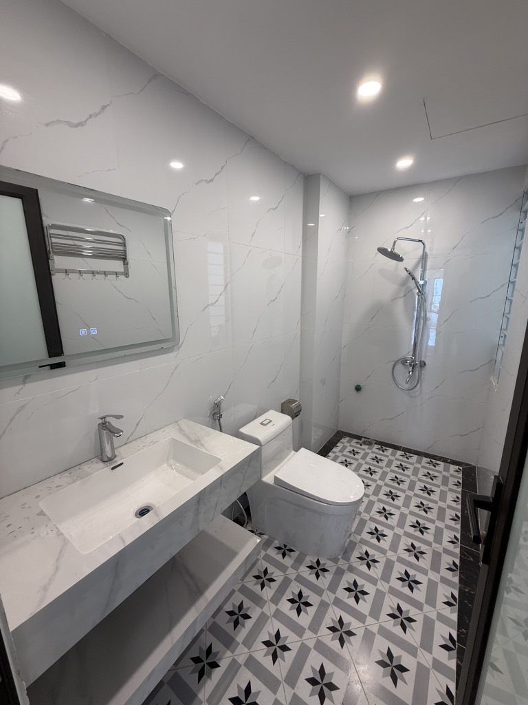 KINH DOANH-Ô TÔ TRÁNH- NHÀ 5 TẦNG CÓ THANG MÁY- VIỆT HƯNG LONG BIÊN