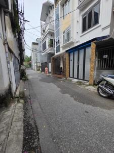 BÁN ĐẤT TẶNG NHÀ 2 TẦNG- PHỐ TRƯỜNG LÂM ĐỨC GIANG- Ô TÔ TRÁNH ĐỖ CỔNG