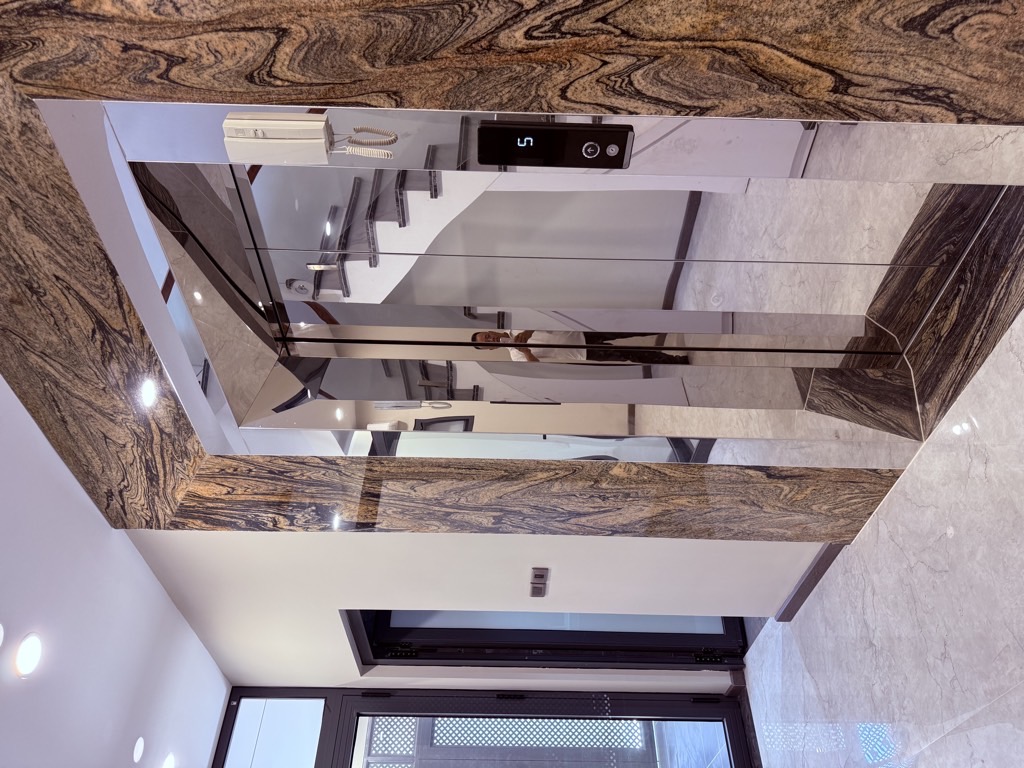 Bán nhà dân xây mới,5 tầng thang máy,full nội thất,ngõ thông các hướng.