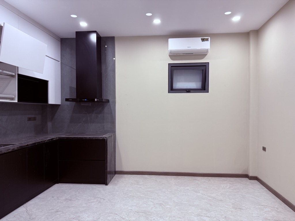 Bán nhà dân xây mới,5 tầng thang máy,full nội thất,ngõ thông các hướng.