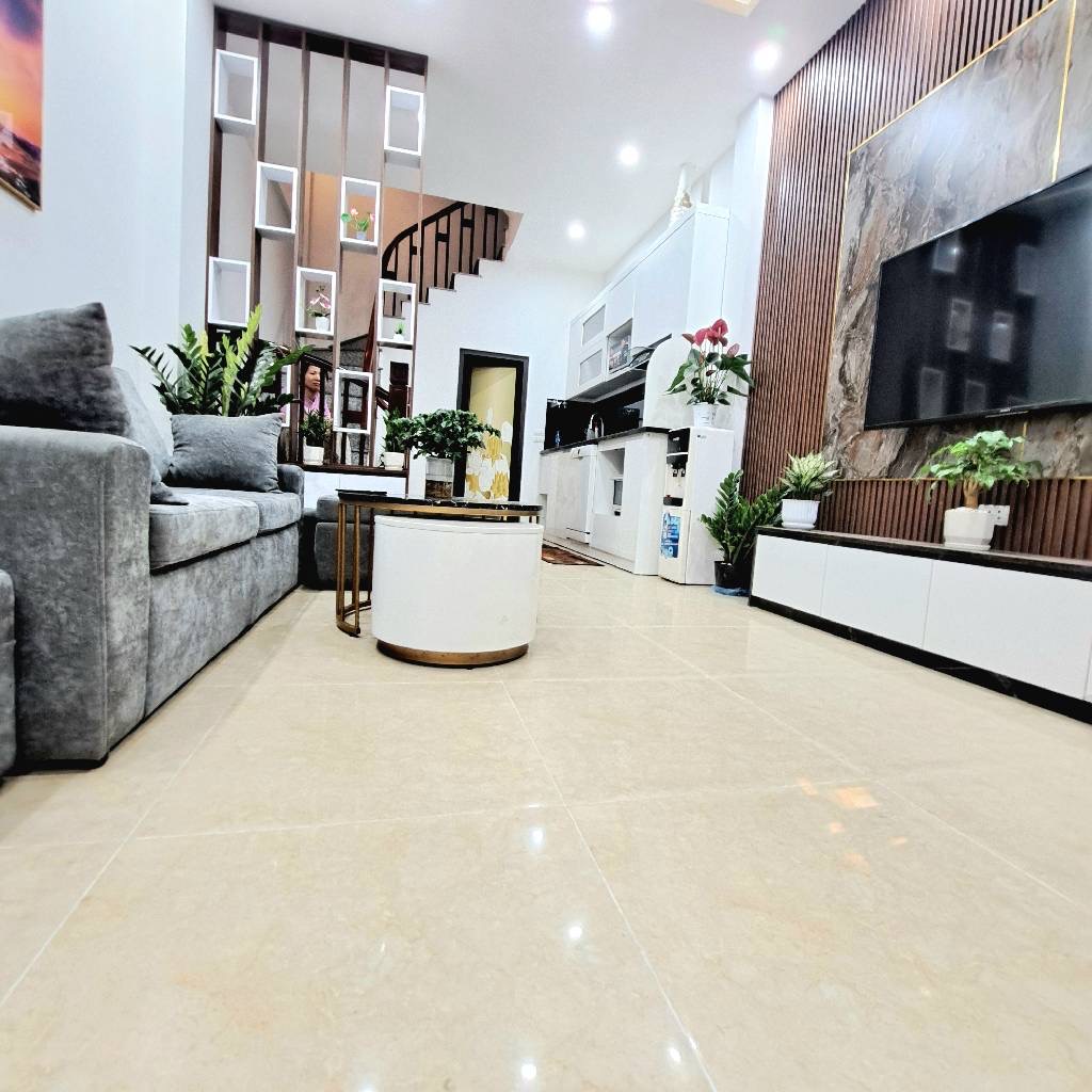 Bán nhà full nội thất,ngõ nông,ôtô đỗ cửa,giao thông thuận tiện đi các ngả.