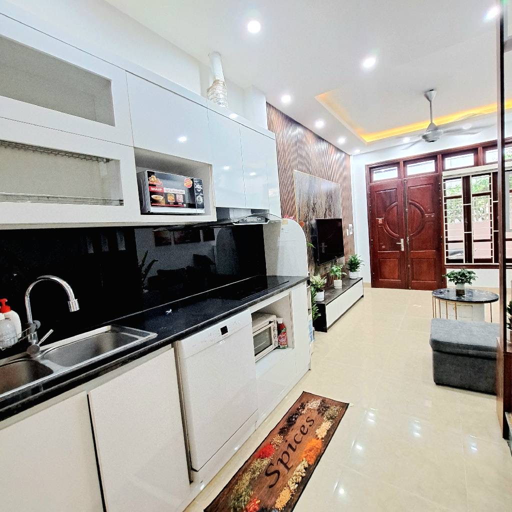 Bán nhà full nội thất,ngõ nông,ôtô đỗ cửa,giao thông thuận tiện đi các ngả.