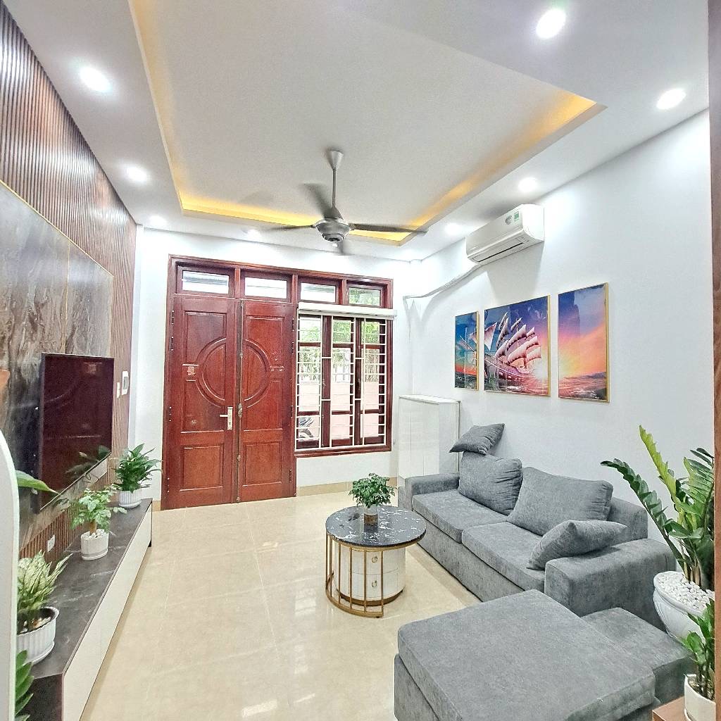 Bán nhà full nội thất,ngõ nông,ôtô đỗ cửa,giao thông thuận tiện đi các ngả.