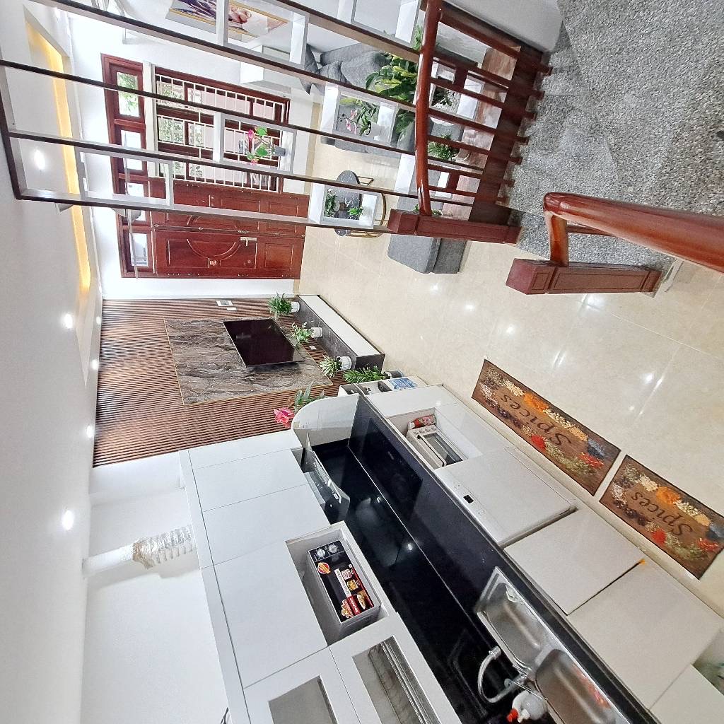 Bán nhà full nội thất,ngõ nông,ôtô đỗ cửa,giao thông thuận tiện đi các ngả.