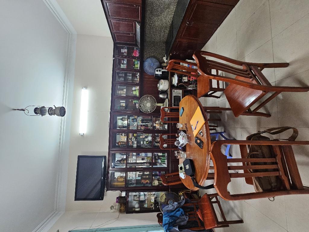 Bán nhà lô góc,2 mặt thoáng,buôn bán kinh doanh các mặt hàng.