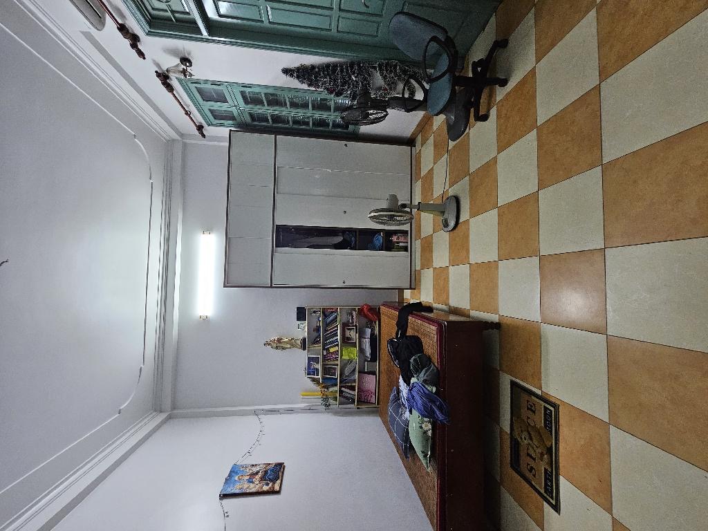 Bán nhà lô góc,2 mặt thoáng,buôn bán kinh doanh các mặt hàng.