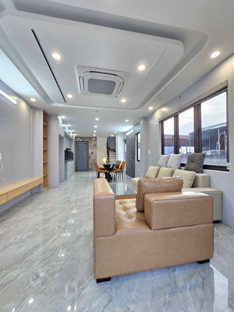 Bán nhà siêu phẩm gara 2 ôtô,6 tầng ,thang máy 450kg.