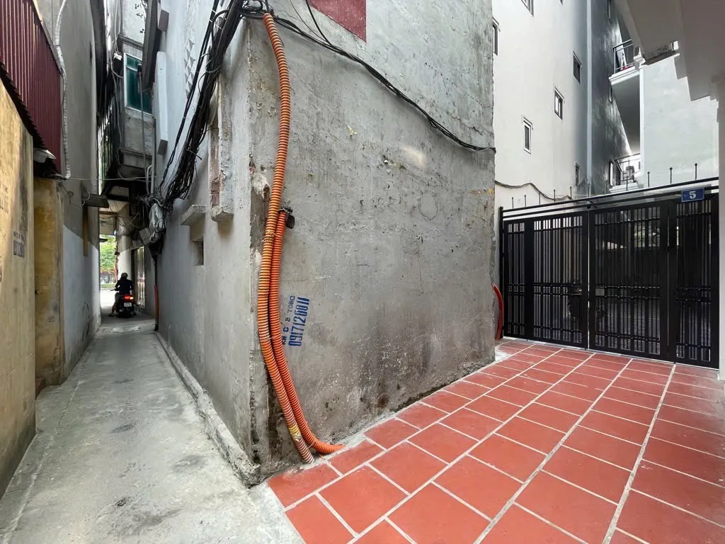 HOA HẬU Q.LONG BIÊN - MẢNH ĐẤT HIẾM CÒN SÓT LẠI - CÁCH MẶT PHỐ VỈA HÈ OTO TRÁNH CHỈ 10M