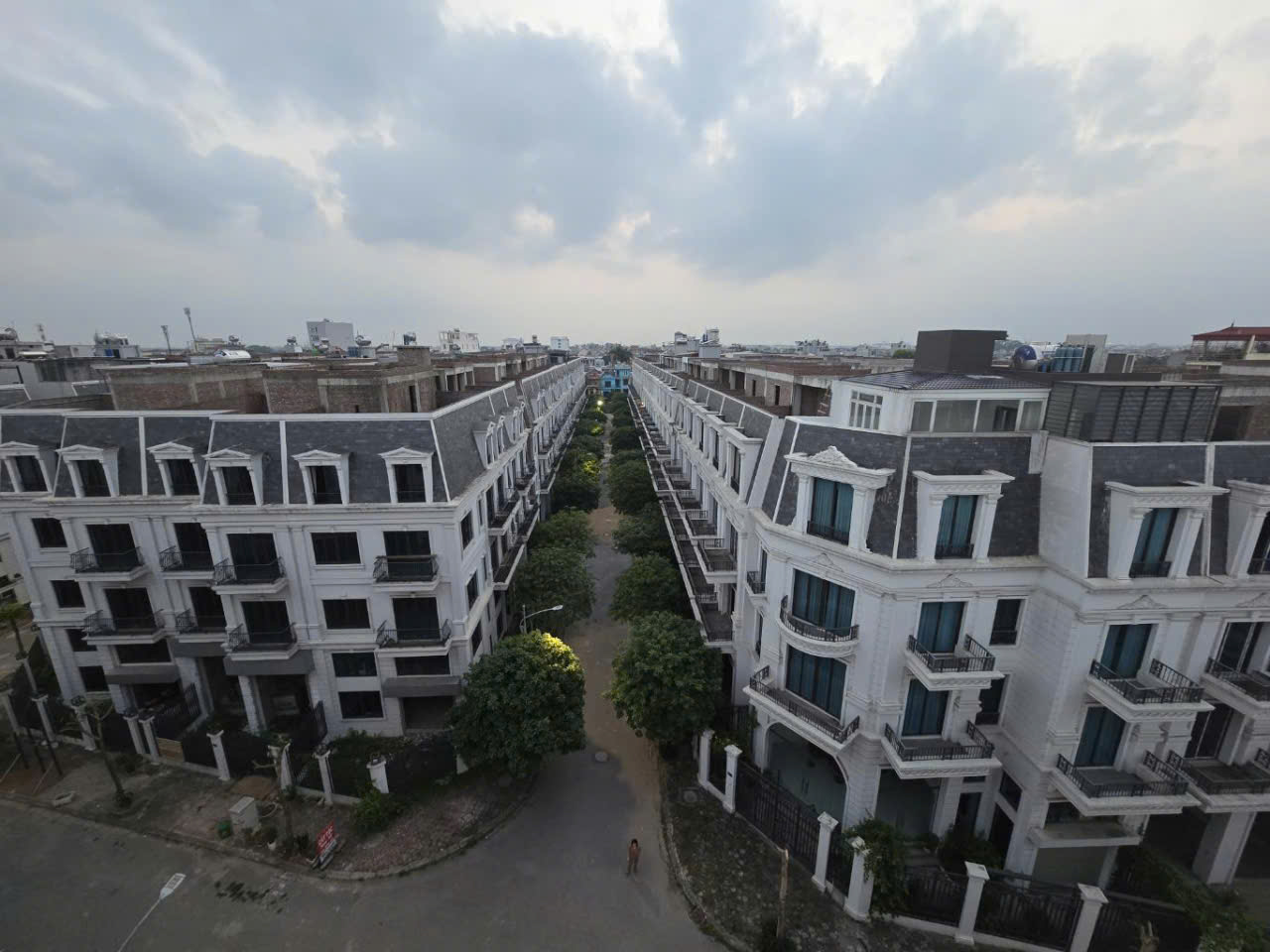 BÁN CĂN LIỀN KỀ HAPPYLAND HƯỚNG NAM THOÁNG MÁT. NHÀ XÂY THÔ, SỔ HỒNG TRAO TAY