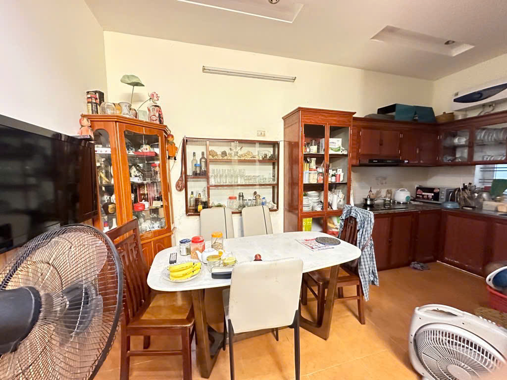 Bán nhà Dương Quảng Hàm 37.2/51m2 x 3 tầng, phân lô, ô tô dừng đỗ ngày đêm, dân xây, lô góc, đầu tư xây CCMN, chỉ 13,5 tỷ.