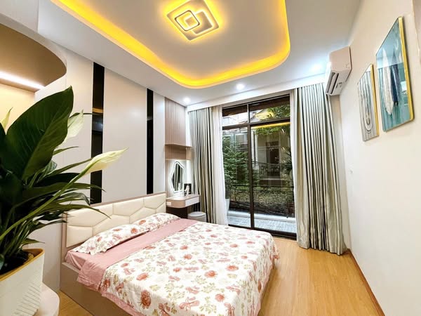 NHÀ ĐẸP KHƯƠNG HẠ XE CON NGỦ TRONG NHÀ 10 MÉT RA HỒ FULL NỘI THẤT Ở NGAY