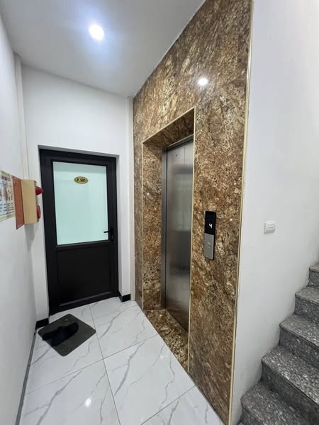 TOÀ NHÀ CĂN HỘ DỊCH VỤ, VỊ TRÍ ĐỈNH CAO, CÁCH MẶT PHỐ 80M, Ô TÔ CON ĐỖ CỬA