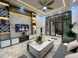 OTO ĐỖ - 3 BƯỚC CHÂN RA PHỐ - NHÀ 5 TẦNG KHUNG CỘT Ở LUÔN