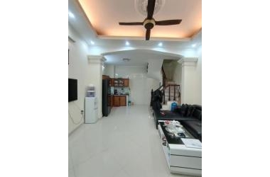 Bán nhà phố Hoàng Mai, 37m2, nhà đẹp ở luôn, cách mặt phố chỉ 10m.