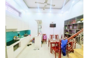 Bán nhà phố Giáp Bát, 50m2, ô tô đỗ cửa, cách MP vài bước chân, kdoanh nhỏ.