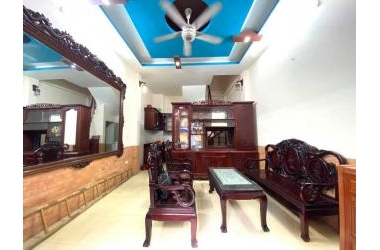 Bán nhà phố Lĩnh Nam, 30m2, 5 tầng, ngõ rộng, cách mặt phố vài bước chân.