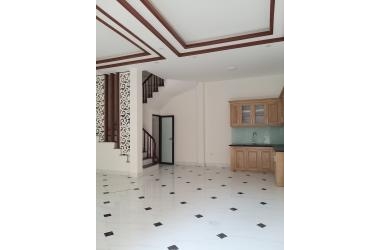 Bán nhà bờ sông Sét, 45m2, ô tô qua nhà, nhà đẹp, kinh doanh, MT rộng