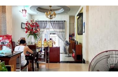 Sát quận 1, 94m2, 3 tầng nhà Mới vào ở ngay tặng full nội thất gỗ quý, giá 7,4 tỷ