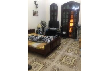 Cần bán nhà 106m2 phố Giáp Bát, mặt tiền 4,6m, gần phố, ngõ ba gác, giá 6,5 tỷ