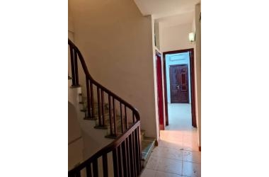 Lạc Long Quân bán nhà 5 tầng, rộng 51 m2, bước ra hồ Tây lộng gió, giá chào 5 tỷ 5