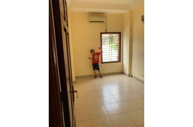Gia đình đã mua nhà to nên bán nhà 30m ở Lĩnh Nam, sổ đỏ chính chủ, hơn 2 tỷ