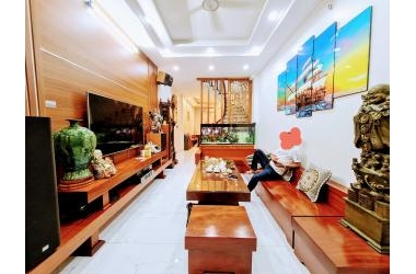 BÁN NHÀ TẶNG NỘI THẤT HƠN1 TỶ- NHÀ ĐẸP –SÁT ĐƯỜNG GIẢI PHÓNG- Ở LUÔN