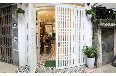Siêu phẩm triệu người mê Phùng Chí Kiên, Cầu Giấy DT 50m2 5 tầng MT 4m 5.6 tỷ nhà đẹp 2 thoáng sổ đỏ
